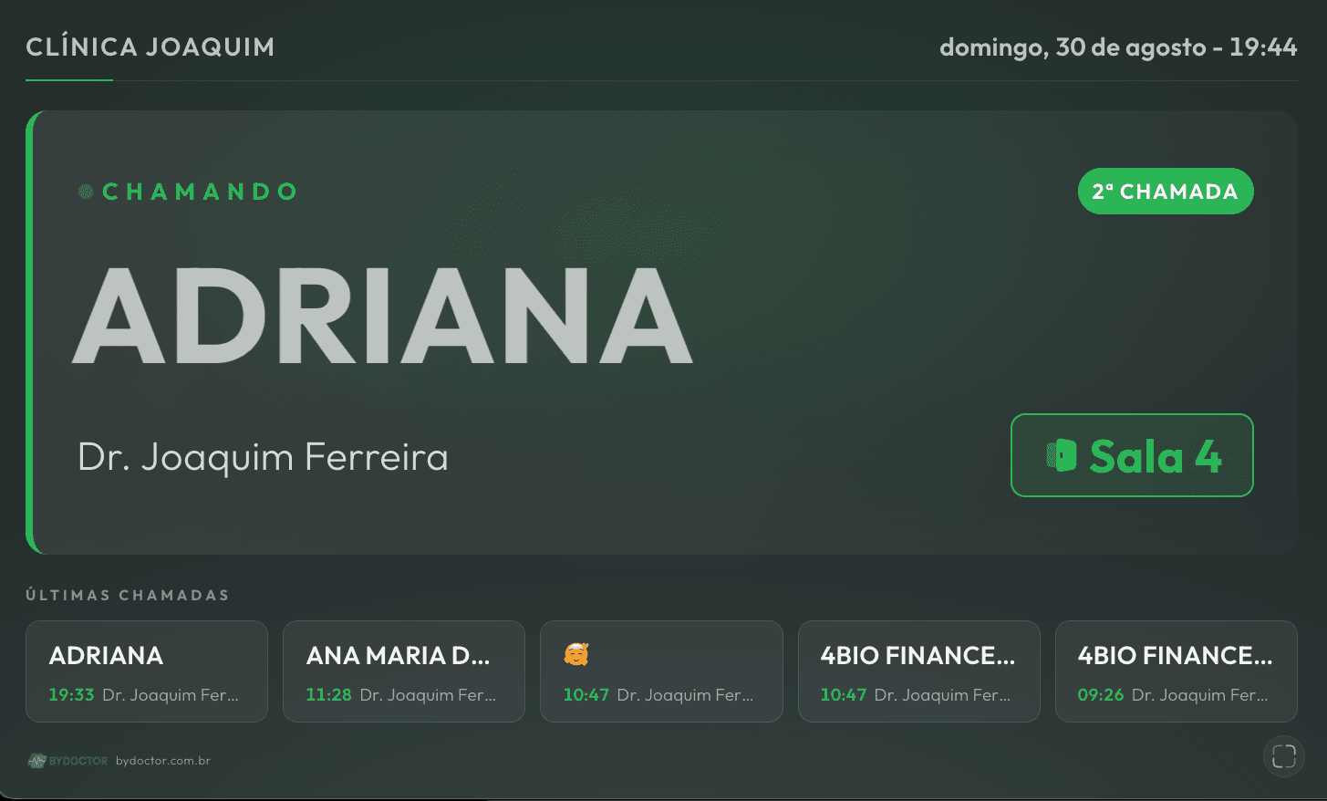 Acompanhe as chamadas na tela da sala de espera
